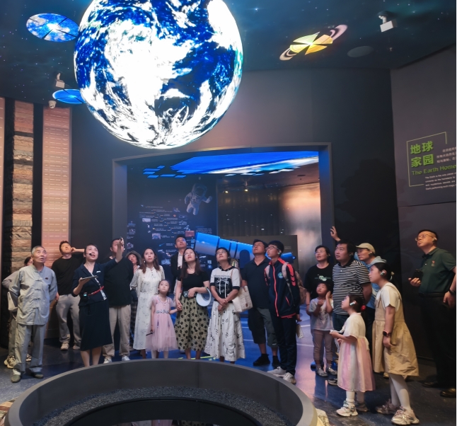 8月16日，機(jī)關(guān)黨支部組織黨員、青年員工及少年兒童赴青海省自然博物館開展“貫徹新發(fā)展理念 守護(hù)美麗青?！敝黝}黨日活動。.png